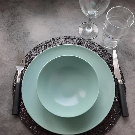 Proche Centre + Parking *